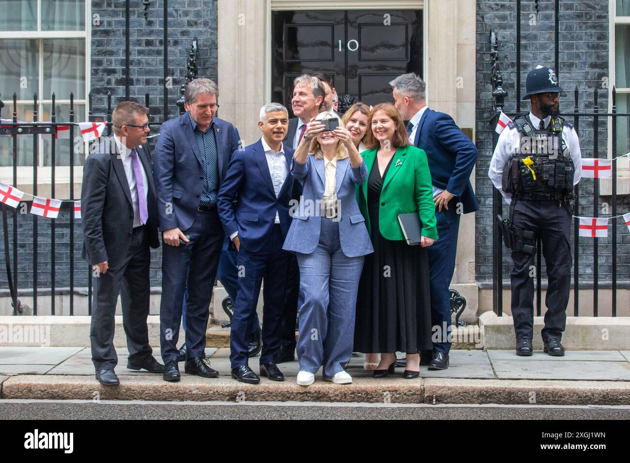 London, England, Großbritannien. Juli 2024. Bürgermeister von Cambridgeshire und Peterborough NIK JOHNSON, Bürgermeister von West Midlands RICHARD PARKER, Bürgermeister von Greater Manchester ANDY BURNHAM, Bürgermeister von West England DAN NORRIS, Bürgermeister von London SADIQ KHAN, Metro Bürgermeister der Region Liverpool City STEVE ROTHERAM, Bürgermeister von West Yorkshire TRACY BRABIN, Bürgermeister von North East KIM MCGUINNESS, Bürgermeister von East Midlands CLAIRA WARD und Bürgermeister von York und North Yorkshire DAVID SKAITH posieren für ein Foto außerhalb der Downing Street 10 (Foto: © Tayfun Salci/ZUMA Press Wire) NUR ZUR REDAKTIONELLEN VERWENDUNG! Nicht für kommerzielle Zwecke Stockfoto