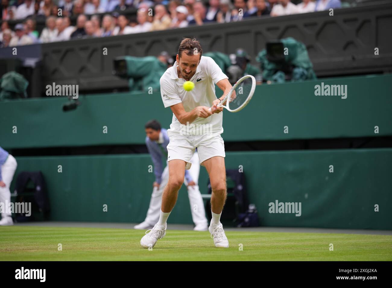 LONDON, ENGLAND - 09. JULI: Daniil Medwedev spielt am 9. JULI 2024 im All England Lawn Tennis and Croquet Club am 9. Juli 2024 in London eine Rückhand gegen Jannik Sinner of Italy. Quelle: MB Media Solutions/Alamy Live News Stockfoto