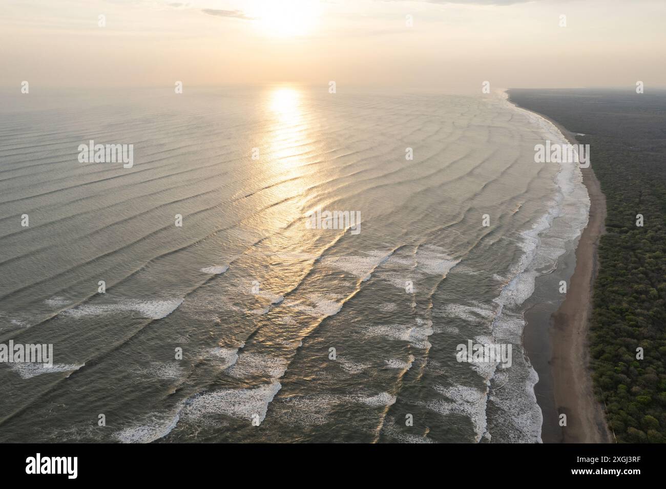 Reflexion der Sonnenuntergangssonne auf dem Ozean aus der Luft Stockfoto