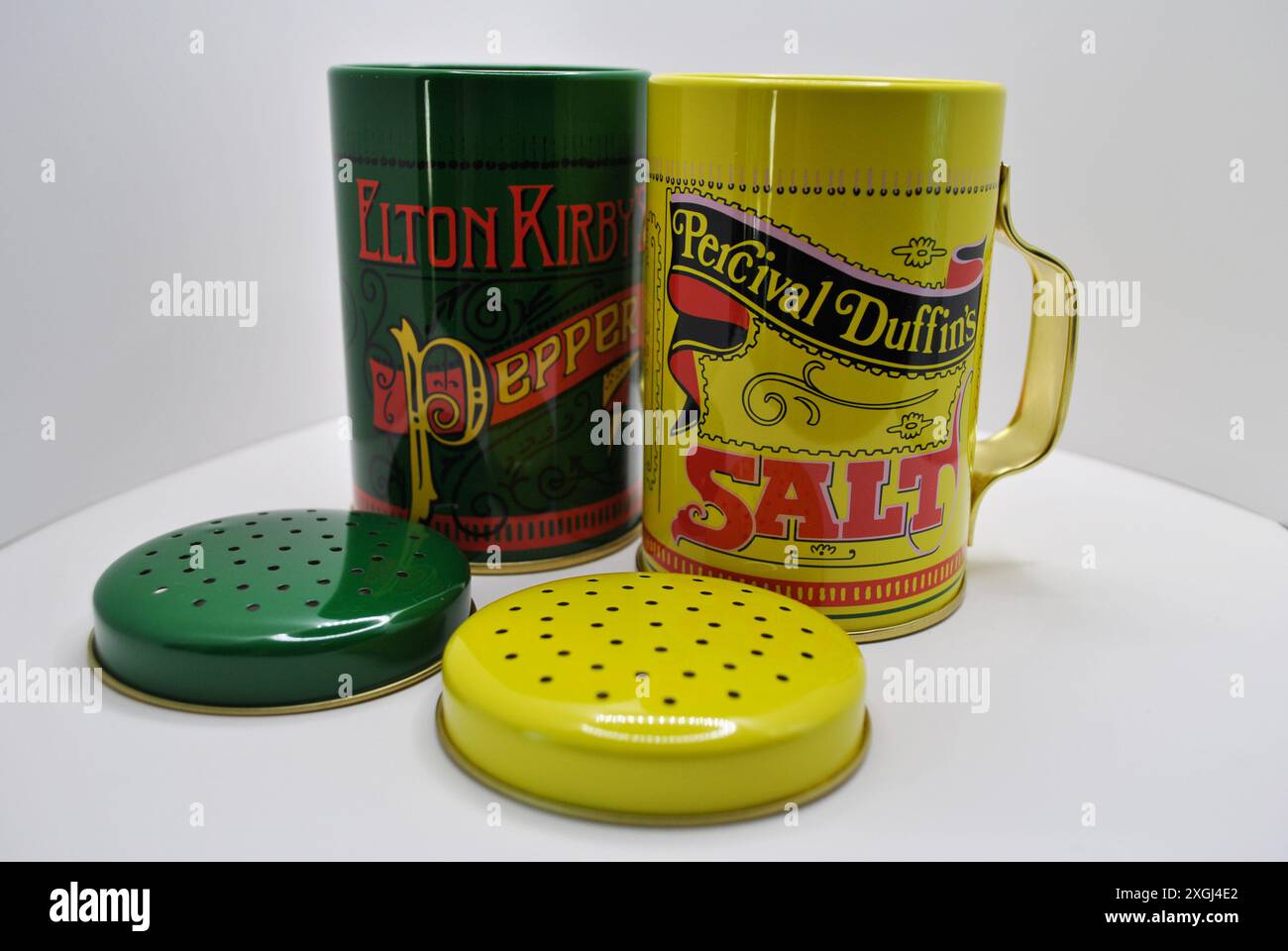 Vintage Salz- und Pfefferstreuer mit dekorativen Deckeln Stockfoto