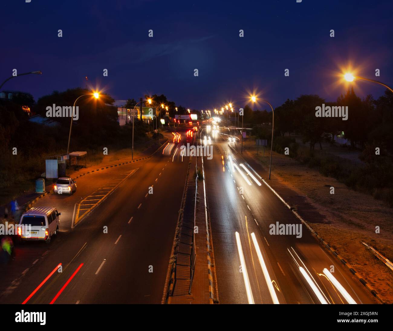 Straßenlaternen in der Nacht, Hochwinkel-Aussichtspunkt, Gaborone Stockfoto
