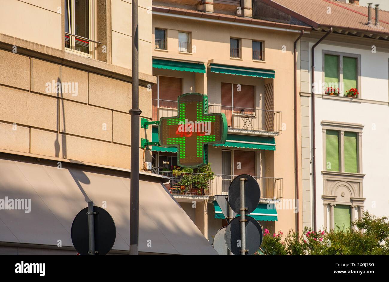 Eine Temperaturanzeige am 9. Juli 2024 im Zentrum von Udine, Norditalien. Zu Beginn einer Hitzewelle erreichen die Temperaturen bereits 40 C/104 F Stockfoto