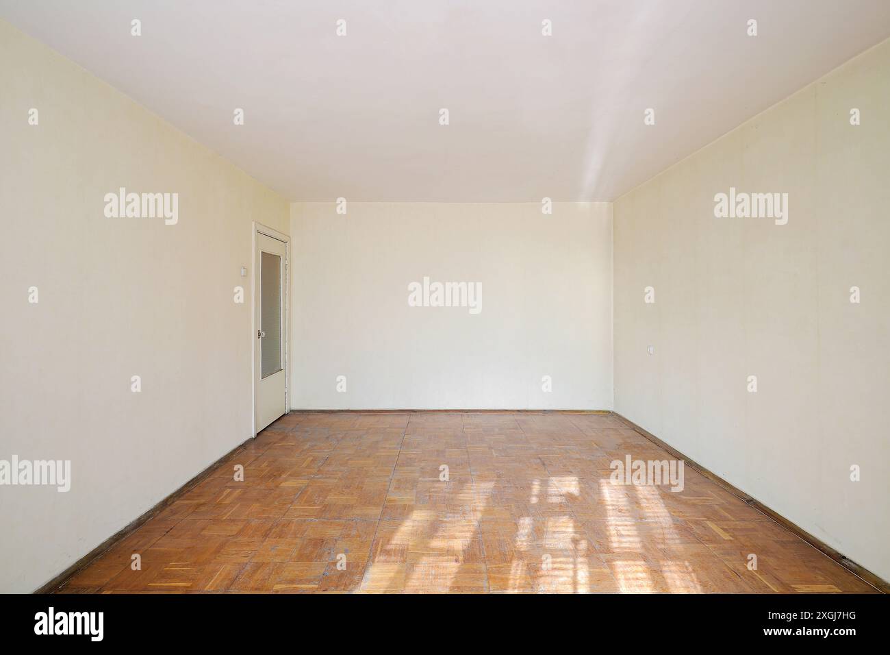 Sauberes, leeres altes Zimmer in einer Wohnung Stockfoto