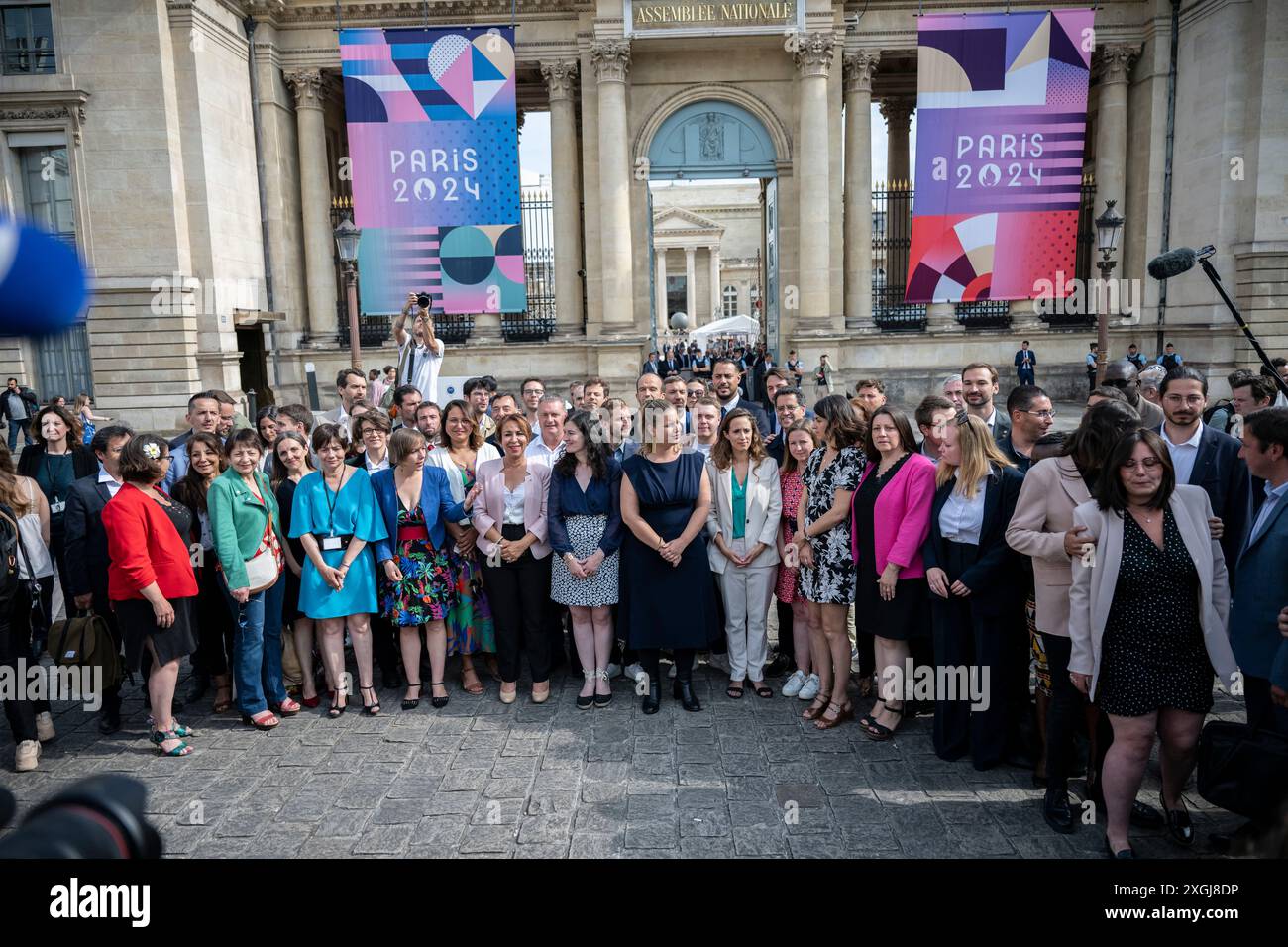 Paris, Frankreich. Juli 2024. Die neu gewählten französischen Parlamentsabgeordneten der Partei La France Insoumise (LFI) der linken Koalition Nouveau Front Populaire (New Popular Front Populaire) (New Popular Front – NFP) posieren für eine Fotogruppensitzung, als sie am 9. Juli 2024 in der Nationalversammlung in Paris eintreffen. Foto: Eliot Blondet/ABACAPRESS. COM Credit: Abaca Press/Alamy Live News Stockfoto