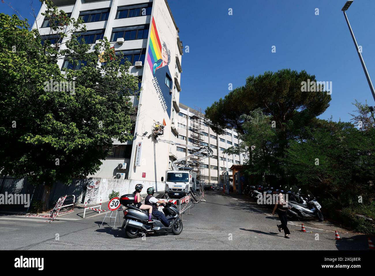 Roma, Italien. Juli 2024. IL movimento per la vita contesta il murales che ritrae Michela Murgia sulla facciata del V Municipio dipinto dalla Straßenkünstlerin Laika Roma, Italia - Luned&#xec; 8 luglio 2024 - Cronaca - (Foto di Cecilia Fabiano/LaPresse) das Gemälde von Michela Murgia von der Straßenkünstlerin Laika kritisiert von Pro Life Movement Rome, Italien - Montag, 8. Juli 2024 - News - (Foto: Cecilia Fabiano/LaPresse) Credit: LaPresse/Alamy Live News Stockfoto