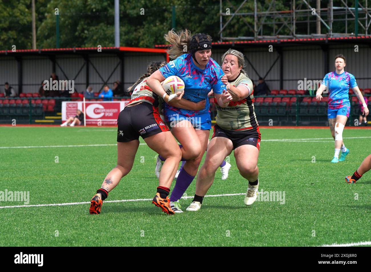 Weibliche Rugbyspielerin wird angegriffen Stockfoto