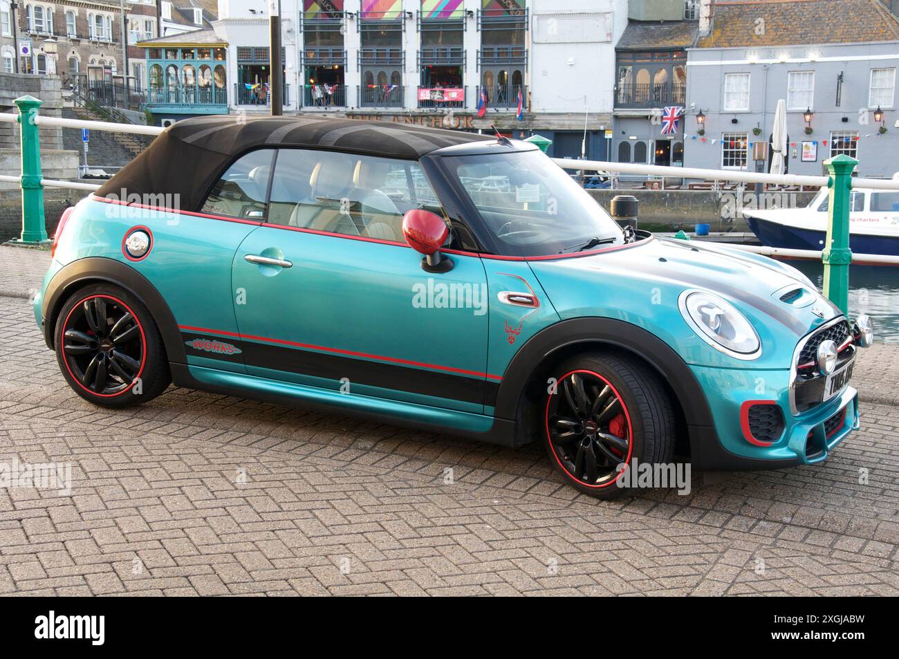 Ein in türkisfarbener Farbe gestalteter Mini Cooper F57 Cabrio, der am Hafen von Weymouth geparkt wird. Dorset, Südküste, England, Großbritannien, GB. Stockfoto