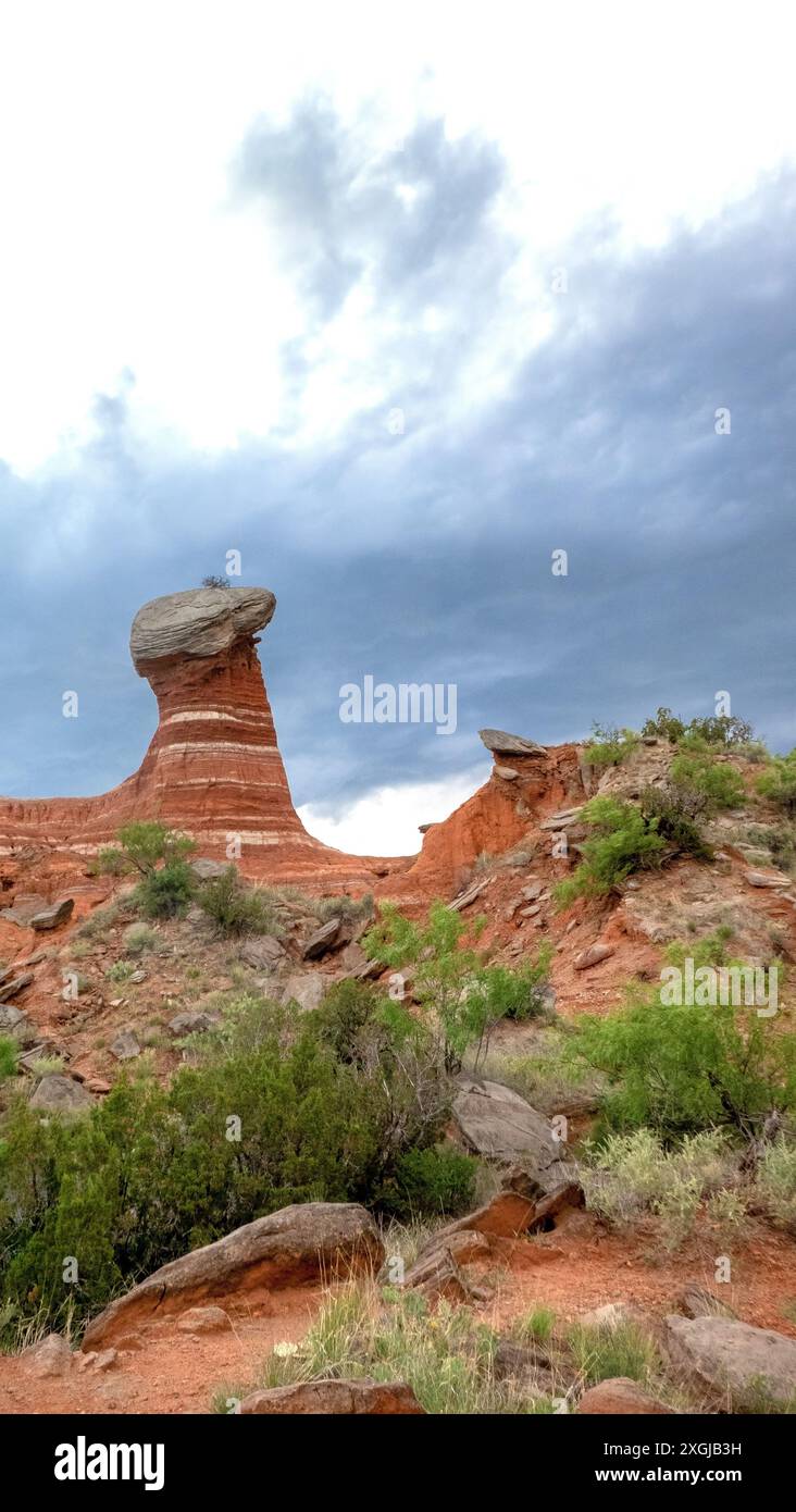 Ein Regensturm überquert eine der vielen Felsformationen im Palo Duro Canyon State Park, Texas. Stockfoto