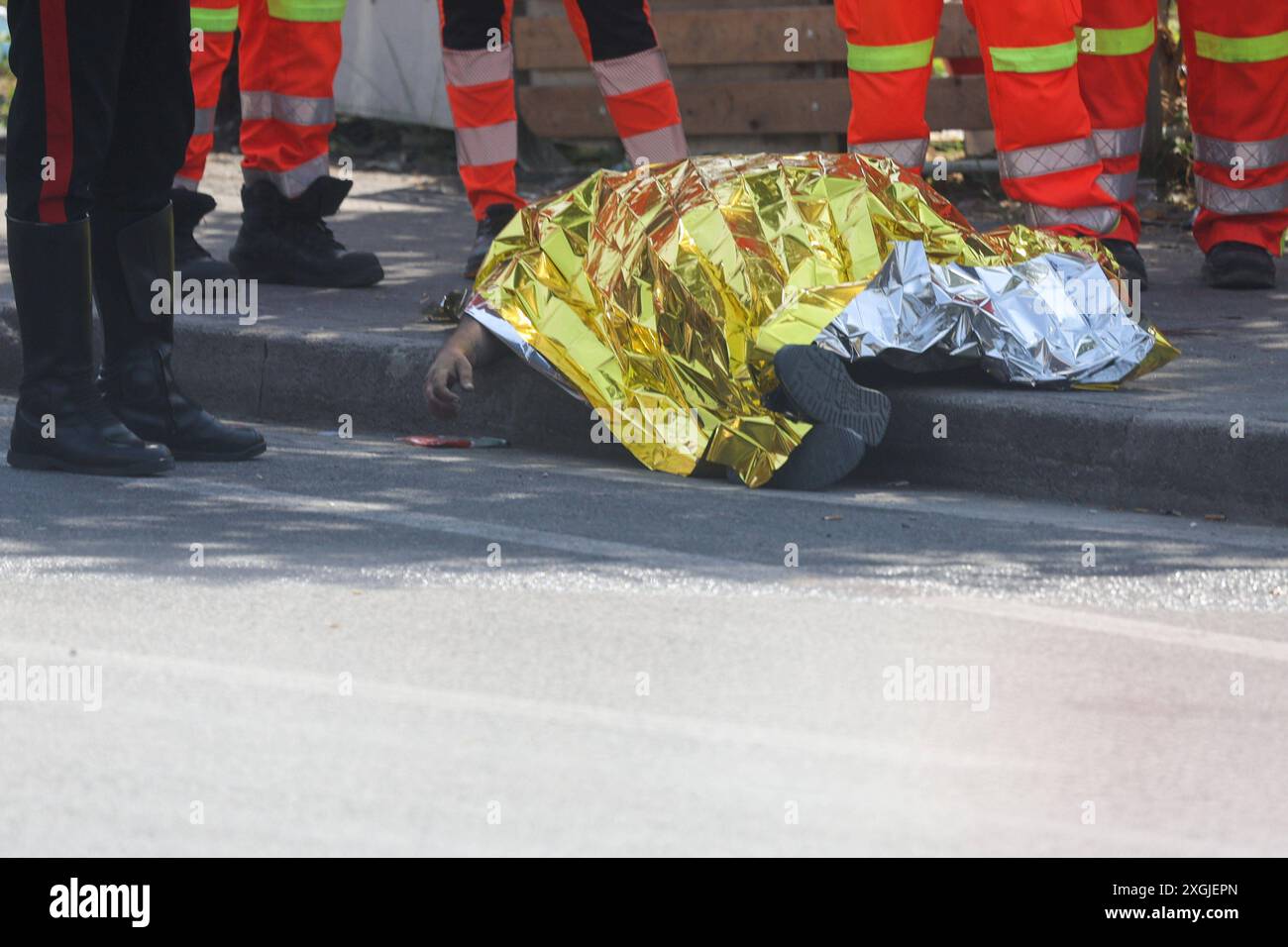 Mord an der Mafia in Neapel 07/09/2024 Mord an der Mafia in Neapel im Stadtteil Ponticelli auf der östlichen Seite der neapolitanischen Stadt, das Opfer Emanuele Pietro Montefusco, 49 Jahre alt mit einer Strafanzeige wegen Drogen und Diebstahl, und Bruder des Boss Montefusco, der jetzt im Gefängnis sitzt. Seit einigen Jahren gibt es einen Krieg zwischen kriminellen Clans in der Region Napoli ponticelli über argine Napoli Kampanien Copyright: XFABIOxSASSOxFabioxSassox 1047272154st Stockfoto