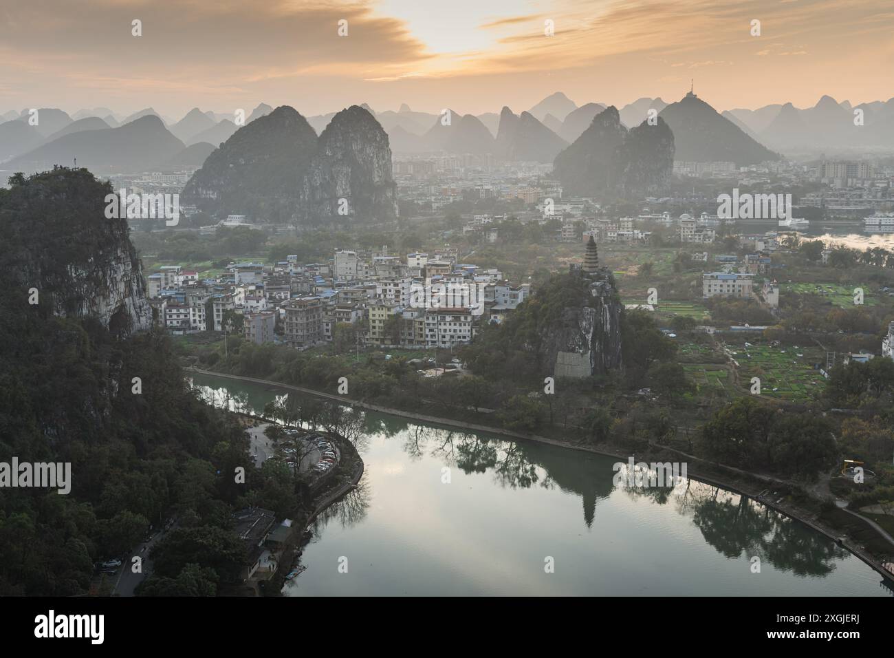 Fernweh. Panoramablick Auf Die Guilin Mountains. Beliebtestes und schönstes Reiseziel in China. Chinesisches UNESCO-Weltnaturerbe in Fog Stockfoto