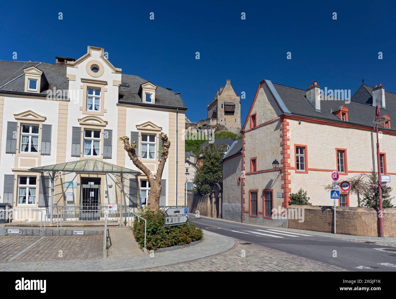 Europa, Luxemburg, Larochette, Rue de Mersch von Chemin J-A Zinnen mit Schloss Larochette über dem Dorf Stockfoto