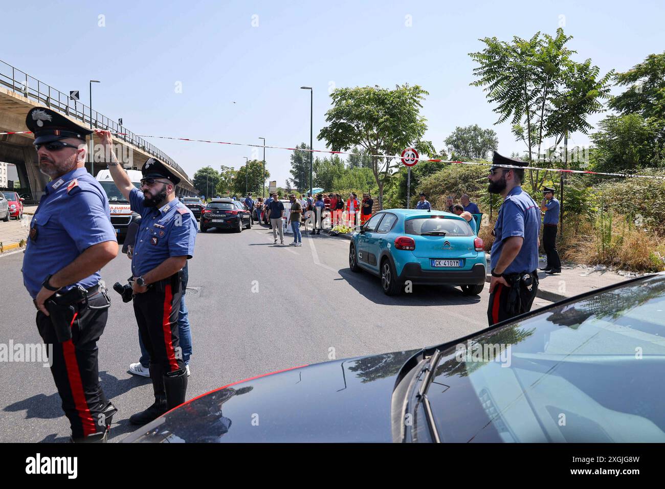 Neapel, Neapel, Kampanien. Juli 2024. 07/09/2024 Mord an der Mafia in Neapel im Stadtteil Ponticelli auf der östlichen Seite der neapolitanischen Stadt, das Opfer Emanuele Pietro Montefusco, 49 Jahre alt mit einer Vorstrafanzeige wegen Drogen und Diebstahl, und Bruder des Boss Montefusco, der jetzt im Gefängnis sitzt. Seit einigen Jahren gibt es einen Krieg zwischen kriminellen Clans in der Region (Credit Image: © Fabio Sasso/ZUMA Press Wire) NUR REDAKTIONELLE VERWENDUNG! Nicht für kommerzielle ZWECKE! Stockfoto