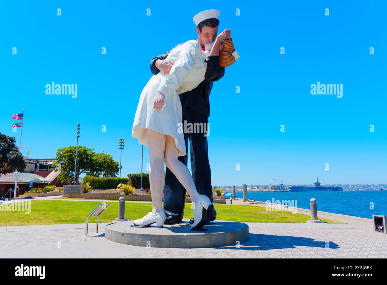 San Diego, Kalifornien - 16. April 2024: Skulptur der Matrosen, die eine Krankenschwester in San Diego küssen, mit blauem Himmel Hintergrund. Stockfoto