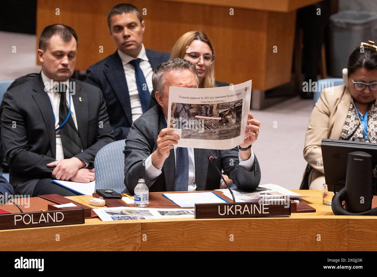 Botschafter Sergij Kyslytsja aus der Ukraine spricht während der Sitzung des Sicherheitsrats im UN-Hauptquartier in New York am 9. Juli 2024 in der Hand eines Fotos von Überresten der Rakete X-1, die das Kinderkrankenhaus in Kiew traf. Das Treffen wurde einberufen, nachdem Russland am 8. Juli 2024 viele zivile Orte in der Ukraine bombardiert hatte, darunter das Kinderkrankenhaus in Kiew. Russland behauptete, die Explosion sei durch eine falsch abgefeuerte ukrainische Luftabwehrrakete verursacht worden, aber die UNO sagte, es sei sehr wahrscheinlich, dass Moskau hinter dem Angriff steckte. Videoaufnahmen und eine Standortanalyse zeigten, dass das Gebäude direkt von einer russischen Rakete getroffen wurde. Stockfoto