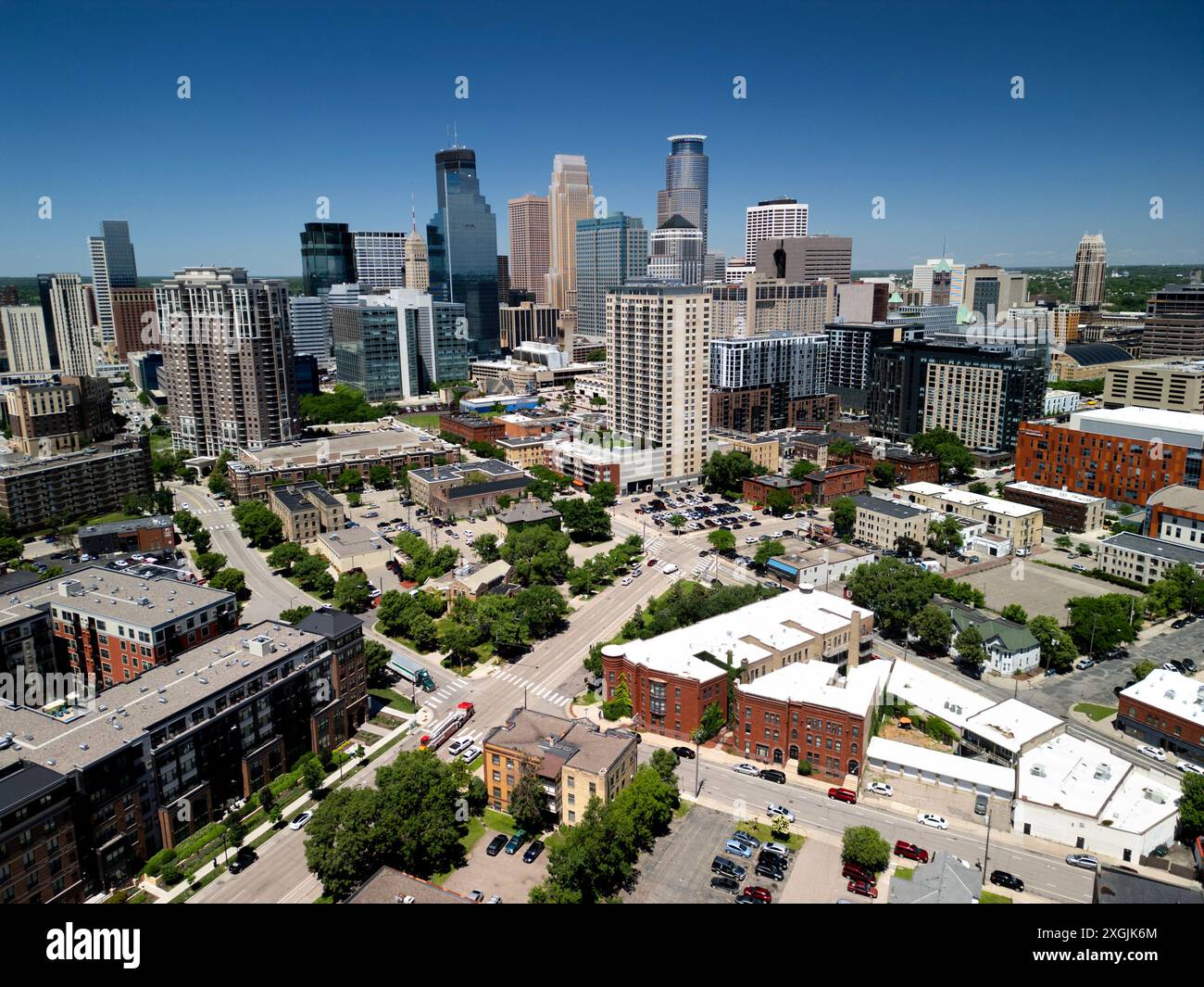 Blick aus der Vogelperspektive auf die Skyline der Innenstadt von Minneapolis, Minnesota Stockfoto