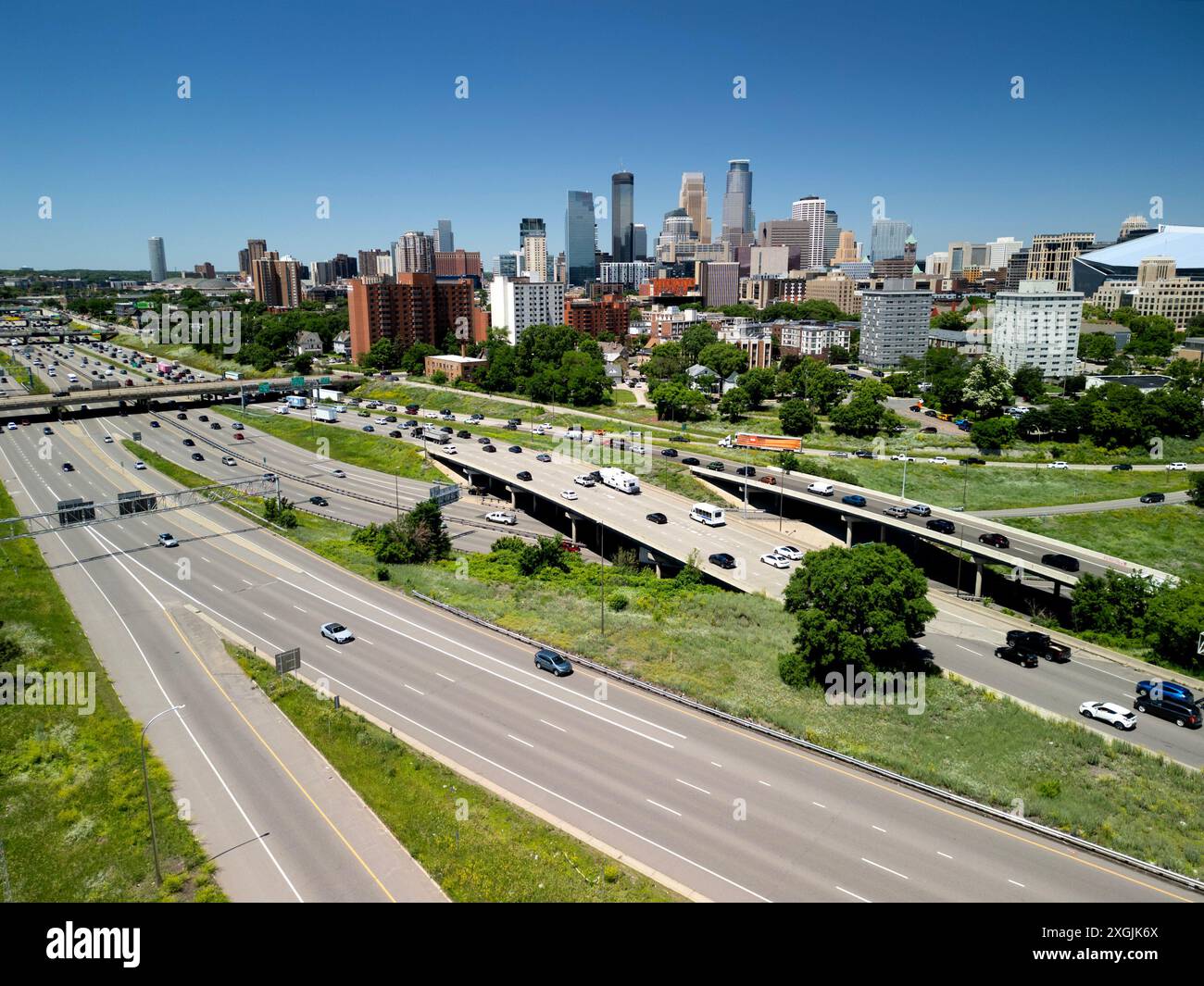 Interstate 35 vor der Skyline der Innenstadt von Minneapolis unter einem klaren blauen Sommerhimmel Stockfoto