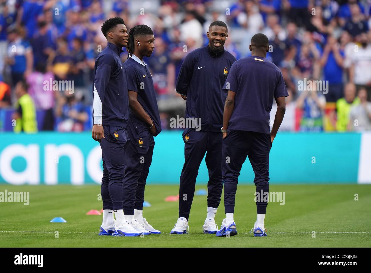 Die Franzosen Aurelien Tchouameni (links), Eduardo Camavinga, Marcus Thuram (Mitte rechts) und Ousmane Dembele (rechts) besichtigen das Feld vor der UEFA Euro 2024, dem Halbfinalspiel in der Münchner Fußball-Arena. Bilddatum: Dienstag, 9. Juli 2024. Stockfoto