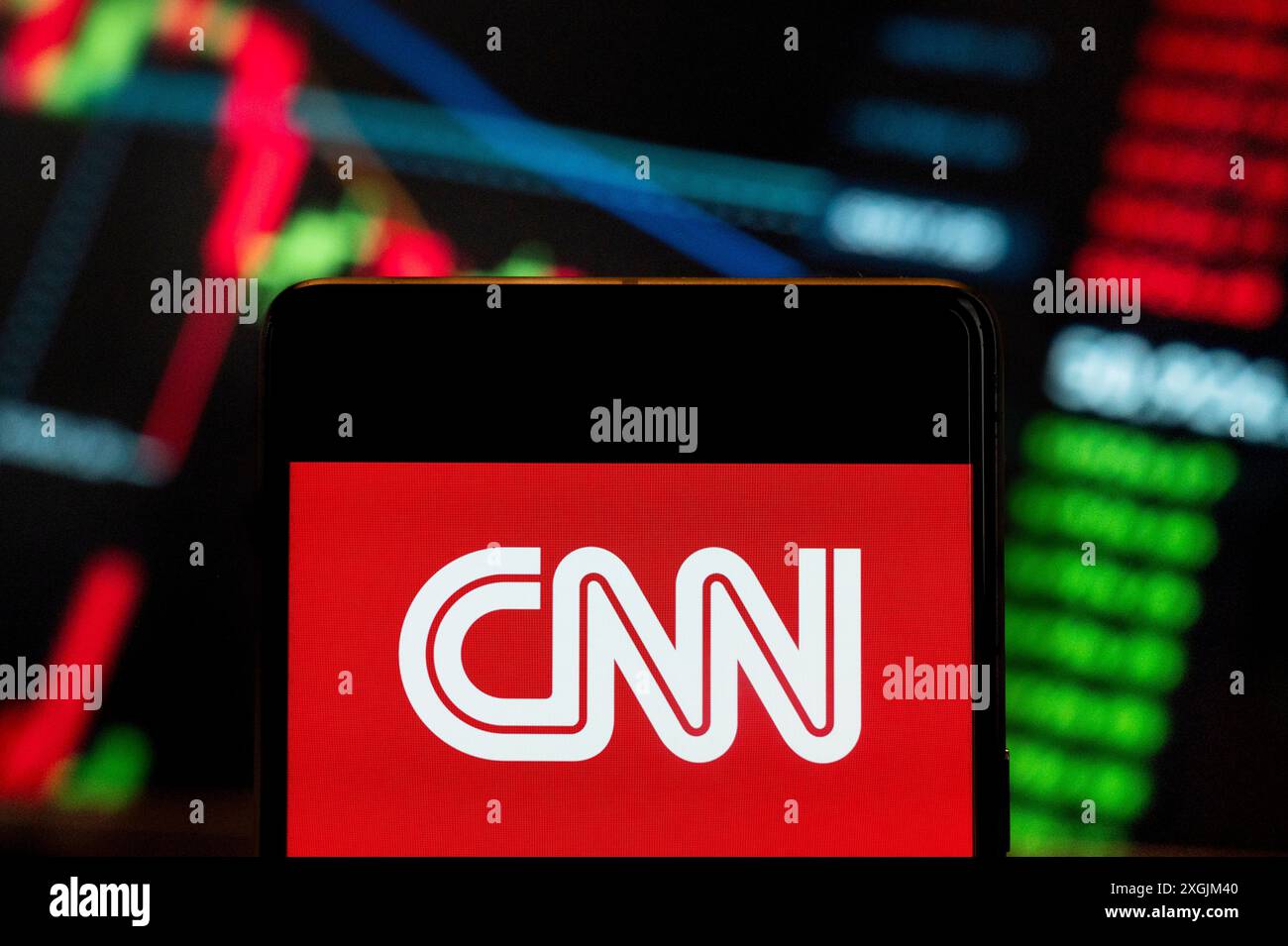 China. Juni 2024. In dieser Fotoabbildung wird das CNN-Logo des US-amerikanischen Pay-TV-Senders auf einem Smartphone mit einem Index der wirtschaftlichen Börsen im Hintergrund angezeigt. (Foto von Budrul Chukrut/SOPA Images/SIPA USA) *** ausschließlich für redaktionelle Nachrichten *** Credit: SIPA USA/Alamy Live News Stockfoto