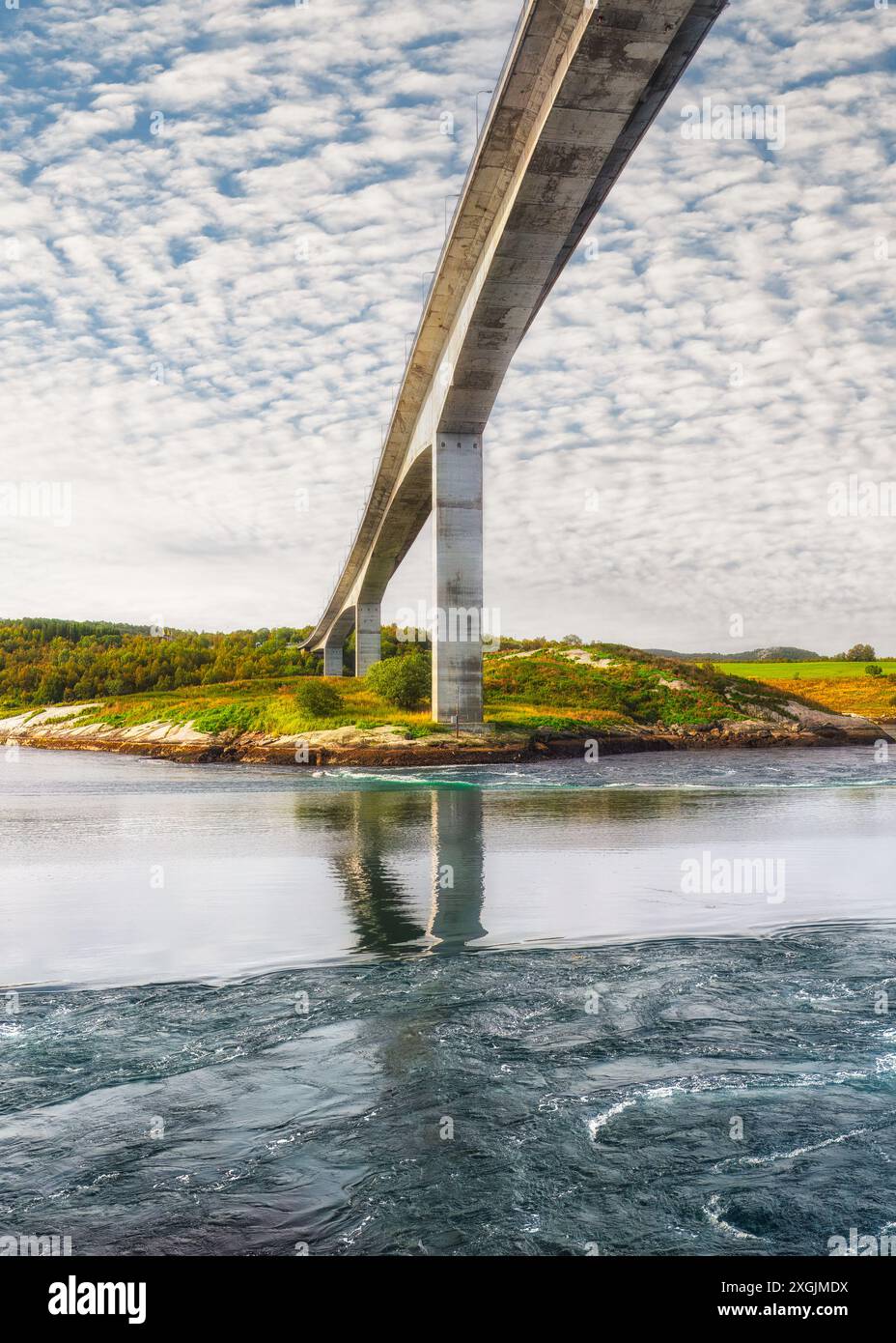 Brücke über Saltstraumen und überspannt die stärksten Gezeitenströme der Welt mit turbulenten Gewässern. Beliebte Touristenattraktion. Saltstraumen, Norwegen Stockfoto