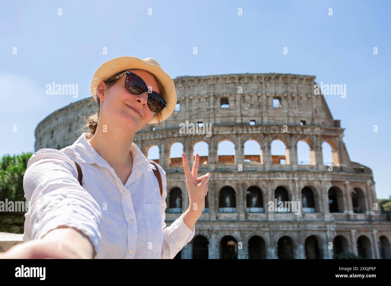 Glückliche junge Frau machen Selfie vor Kolosseum in Rom, Italien Stockfoto