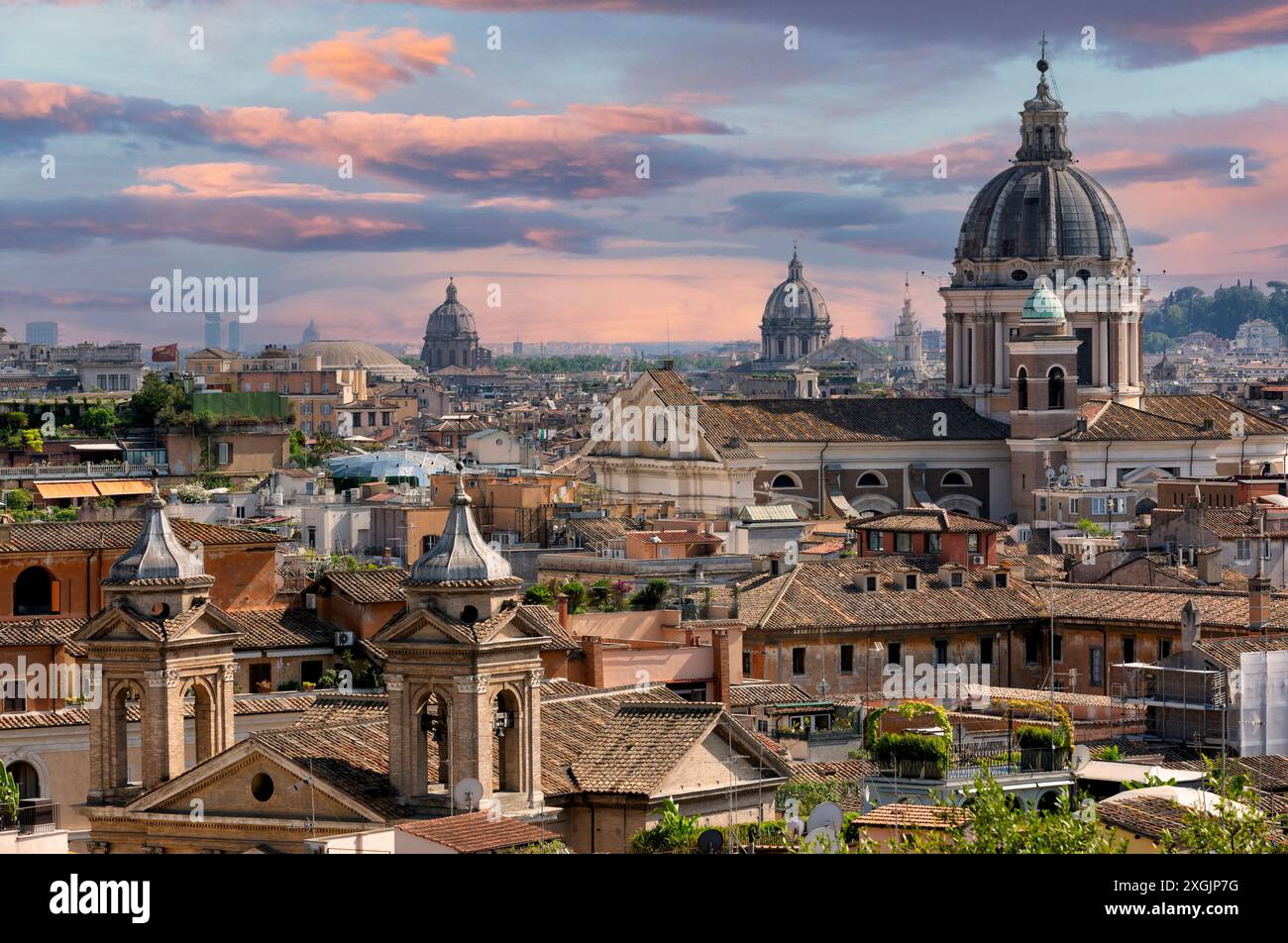 Panoramablick auf Rom, Italien, Europa. Roma ist die Hauptstadt Italiens. Stadtbild von Rom im Sommer. Blick auf die Dächer von Rom mit antiker Architektur Stockfoto
