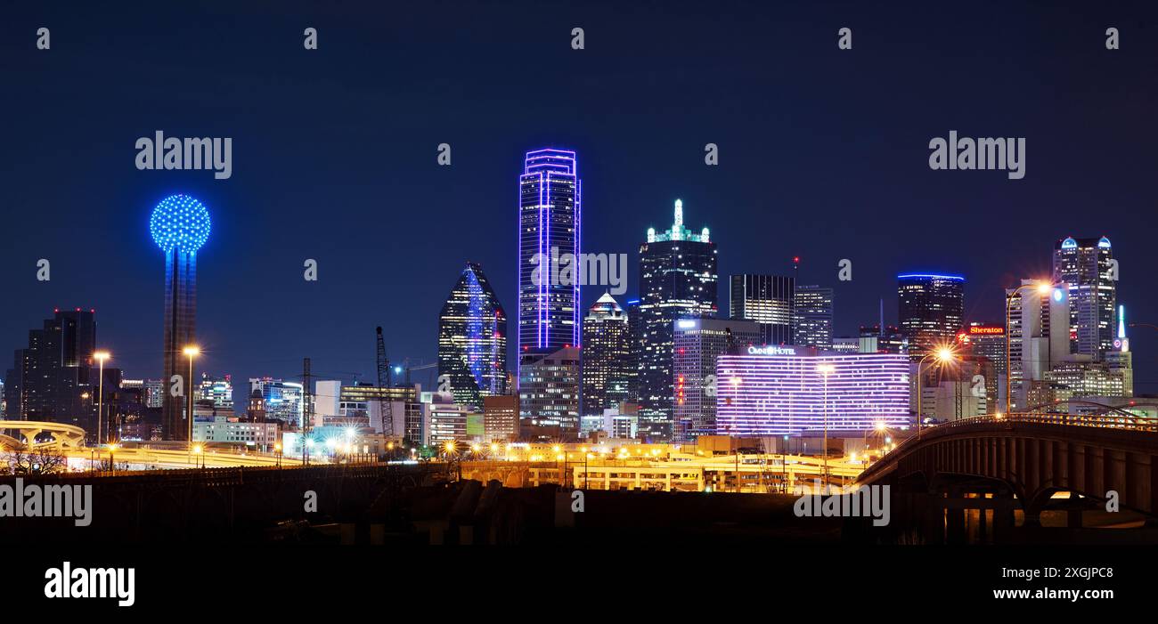 Dallas Purple, Blue Lights Skyline. Stockfoto