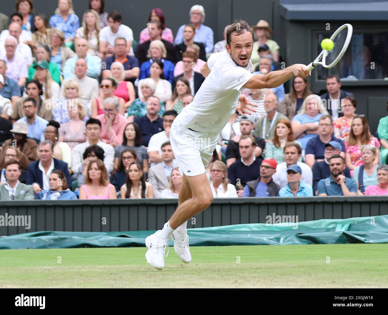 London, Großbritannien. Juli 2024. Daniil Medwedev spielt bei den Wimbledon Championships 2024 in London am Dienstag, den 09. Juli 2024, in seinem Viertelfinalspiel der Männer gegen den Italiener Jannik Sinner eine Rückhand. Foto: Hugo Philpott/UPI Credit: UPI/Alamy Live News Stockfoto