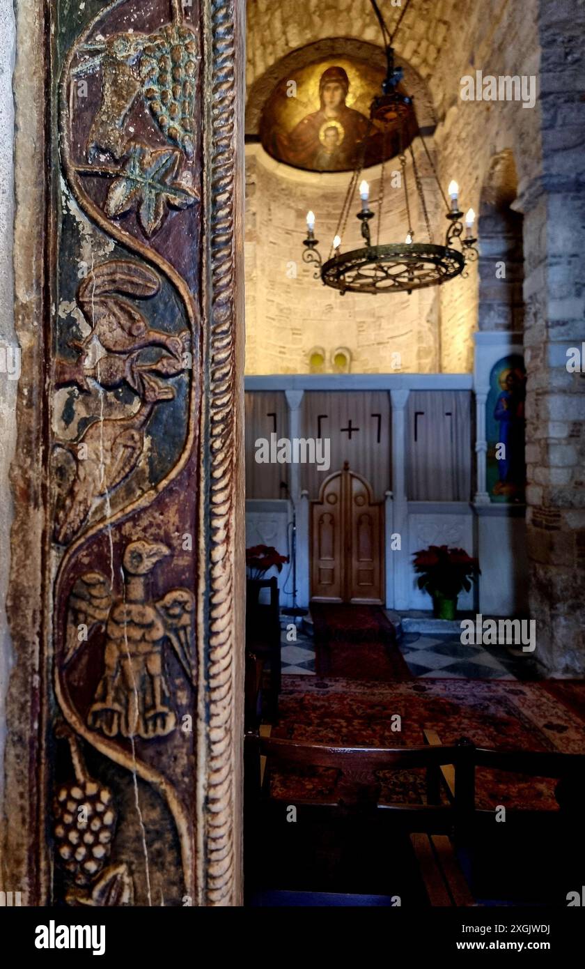 Die Kirche von Panagia Kapnikarea oder nur Kapnikarea ist eine griechisch-orthodoxe Kirche und eine der ältesten Kirchen in Athen. Es wird geschätzt, dass die Kirche irgendwann im 11. Jahrhundert erbaut wurde, vielleicht um 1050. Wie es bei den frühchristlichen Kirchen üblich war, wurde es über einem antiken griechischen Tempel errichtet, der der Anbetung einer Göttin gewidmet ist, möglicherweise Athena oder Demeter. Griechenland. Stockfoto