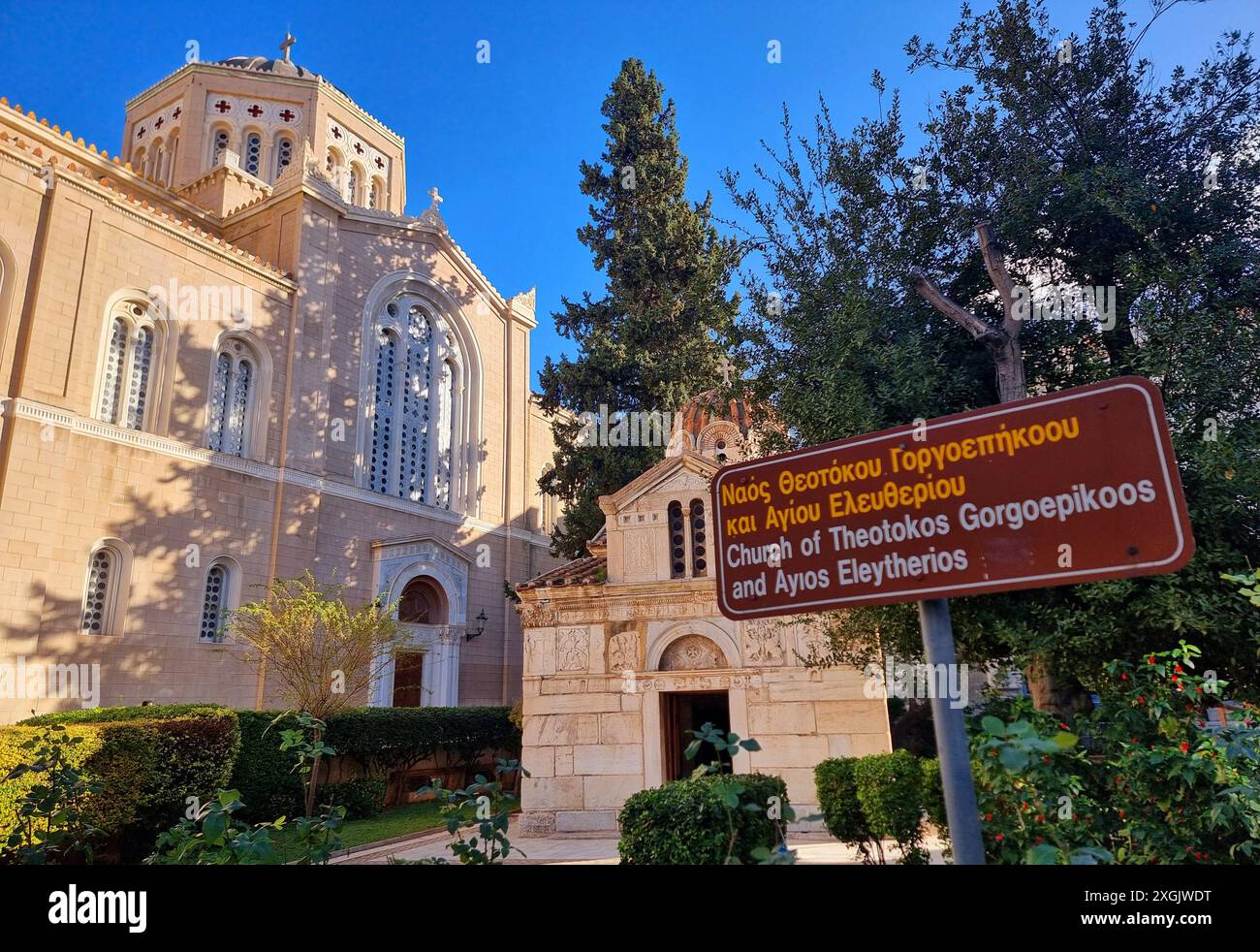 Die Kirche von Panagia Kapnikarea oder nur Kapnikarea ist eine griechisch-orthodoxe Kirche und eine der ältesten Kirchen in Athen. Es wird geschätzt, dass die Kirche irgendwann im 11. Jahrhundert erbaut wurde, vielleicht um 1050. Wie es bei den frühchristlichen Kirchen üblich war, wurde es über einem antiken griechischen Tempel errichtet, der der Anbetung einer Göttin gewidmet ist, möglicherweise Athena oder Demeter. Griechenland. Stockfoto
