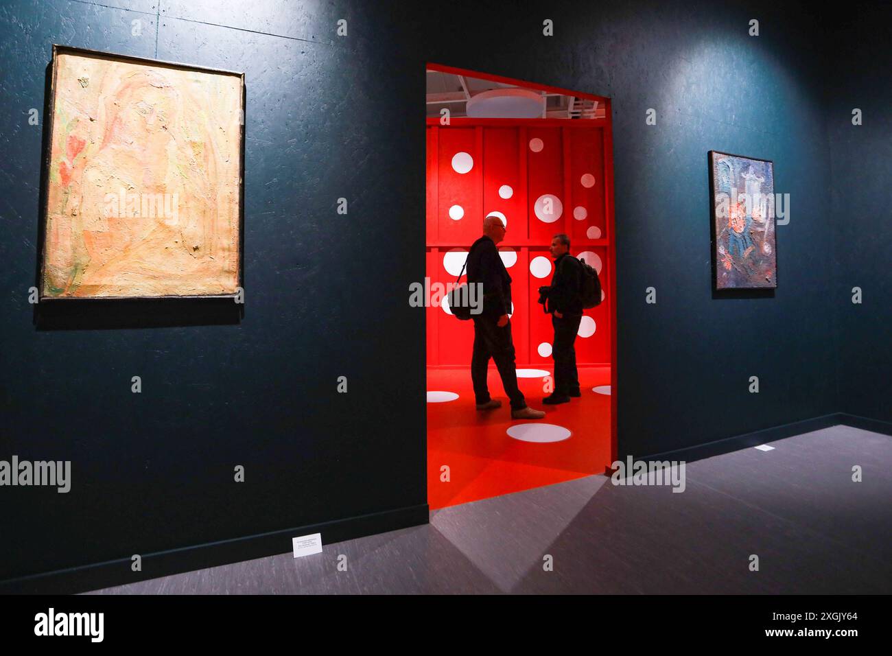 Journalisten sprechen bei der Pressevorschau der Ausstellung ìPushkinskaya-10. Arche des XXI Jahrhunderts in Manege. Aus der offiziellen Pressemitteilung: Die zentrale Ausstellungshalle 'Manege' eröffnet mit Unterstützung des Kulturkomitees von St. Petersburg die Ausstellung 'Puschkinskaja-10. Arche des 21. Jahrhunderts." Das Ausstellungsprojekt präsentiert die Sammlung der Freien Kulturpartnerschaft (Puschkinskaja-10), die im März 2023 der zentralen Ausstellungshalle Manege geschenkt wurde. Die Ausstellung zeigt mehr als 400 Werke - Gemälde, Grafiken, Skulpturen, Kunstobjekte, Fotografie, Sound-Eingänge Stockfoto