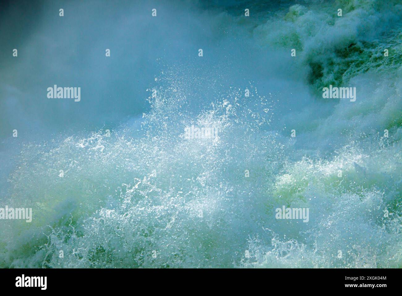 Mächtiges Flusswasser spritzt und erzeugt viel Schaum und Blasen Stockfoto