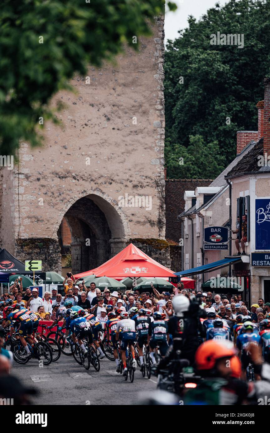 Bild von Zac Williams/SWpix.com - 09/07/2024 - Radfahren - 2024 Tour de France - Stage 10 Orleans - Saint-Amand-Montrond, Frankreich - das Feld während Stage 10. Quelle: SWpix/Alamy Live News Stockfoto