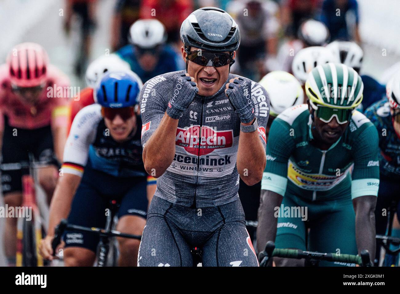 Bild von Zac Williams/SWpix.com - 09/07/2024 - Radfahren - 2024 Tour de France - Stage 10 Orleans - Saint-Amand-Montrond, Frankreich - Jasper Philipsen, Alpecin Deceuninck, gewinnt Stage 10. Quelle: SWpix/Alamy Live News Stockfoto