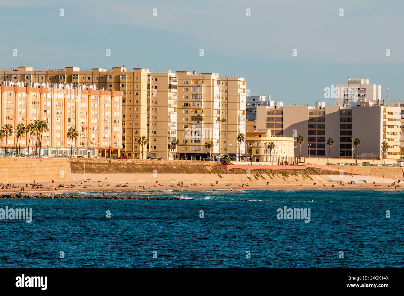 Küste der San Sebastian Bay, von Cadiz, der ältesten Stadt Spaniens, Altstadt, Cadiz, Andalusien, Spanien. Stockfoto
