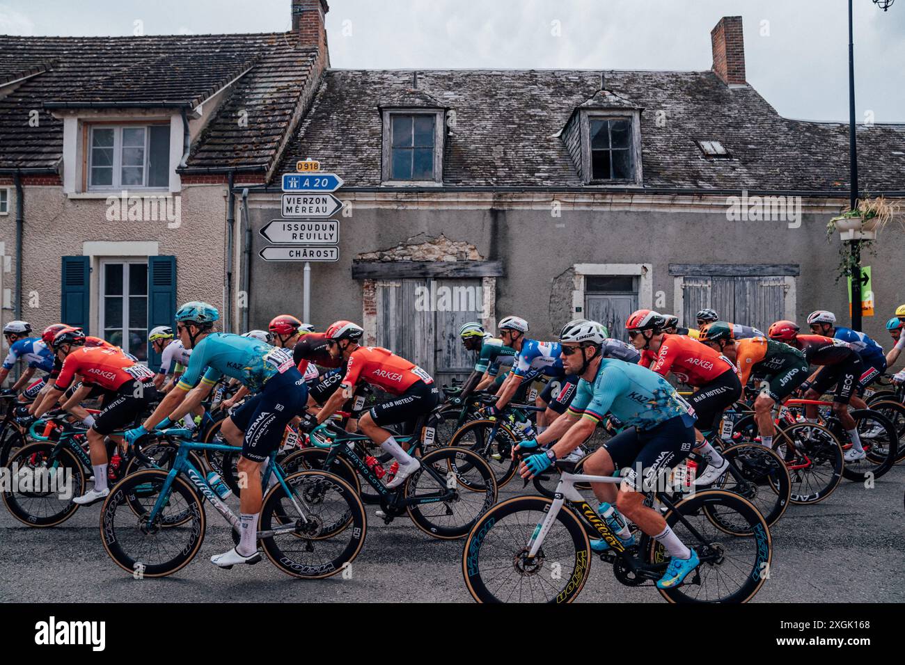 Bild von Zac Williams/SWpix.com - 09/07/2024 - Radfahren - 2024 Tour de France - Stage 10 Orleans - Saint-Amand-Montrond, Frankreich - Mark Cavendish, Astana Qazaqstan. Quelle: SWpix/Alamy Live News Stockfoto