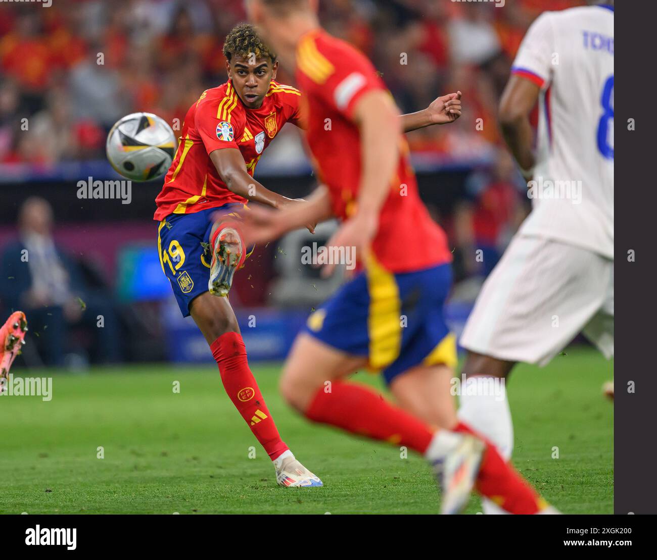 09. Juli 2024 - Spanien gegen Frankreich - UEFA Euro 2024 - Halbfinale - München. Lamine Yamal schießt und erzielt sein Wundertor von außerhalb des Strafraums für Spanien. Bild : Mark Pain / Alamy Live News Stockfoto