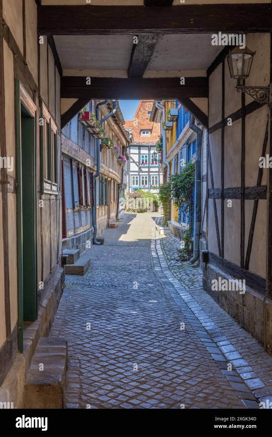 Passage und Fachwerkhäuser in der Gasse Schuhhof in der Altstadt von Quedlinburg, Sachsen-Anhalt Stockfoto