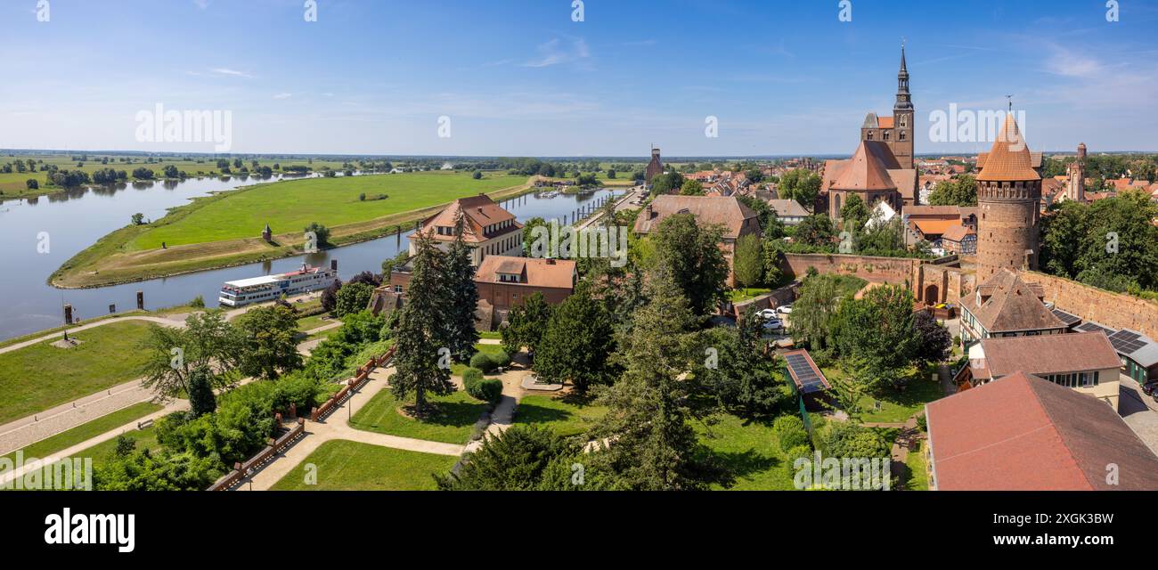 Die Altstadt von Tangermünde in Sachsen-Anhalt. Panoramablick auf den rover Elbhafen und die Altstadt mit Festung und Kirche St. Stephan. Stockfoto