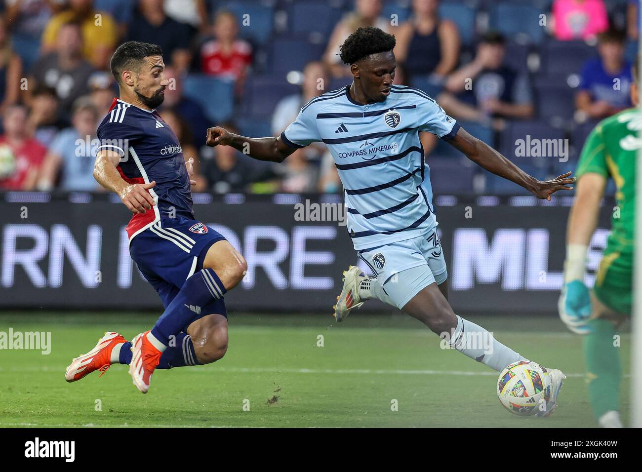 Kansas City, KS, USA. Juli 2024. Sporting Kansas City Stürmer Stephen Afrifa (30) kontrolliert den Ball gegen den FC Dallas Verteidiger Omar Gonzalez (3) im Children's Mercy Park in Kansas City, KS. David Smith/CSM (Credit Image: © David Smith/Cal Sport Media). Quelle: csm/Alamy Live News Stockfoto