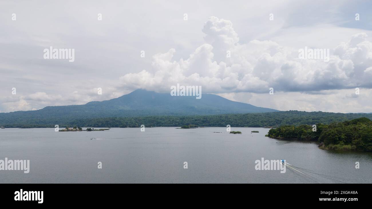 Mombacho volacno in der Nähe des Sees Drohnenansicht in Nicaragua Stockfoto