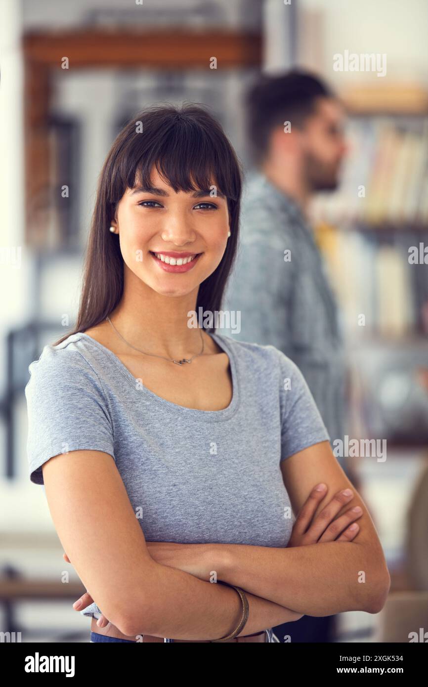 Lächeln, Porträt und Geschäftsfrau im Büro mit Zuversicht für kreatives Karrierewachstum. Überkreuzte Arme, Unternehmerin und Gesicht der Autorin mit Stockfoto