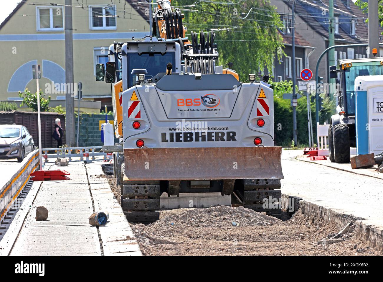 Einbau von neuen Straßenbahngleisen Großbaumaßnahme zum Einbau von neuen Gleisen auf der verkehrsreichen Frintroper Straße in Essen. Essen Nordrhein-Westfalen Deutschland Frintroper Straße *** Installation neuer Straßenbahngleise Großbauprojekt zur Installation neuer Gleise an der stark frequentierten Frintroper Straße in Essen Essen Essen Nordrhein-Westfalen Deutschland Frintroper Straße Stockfoto