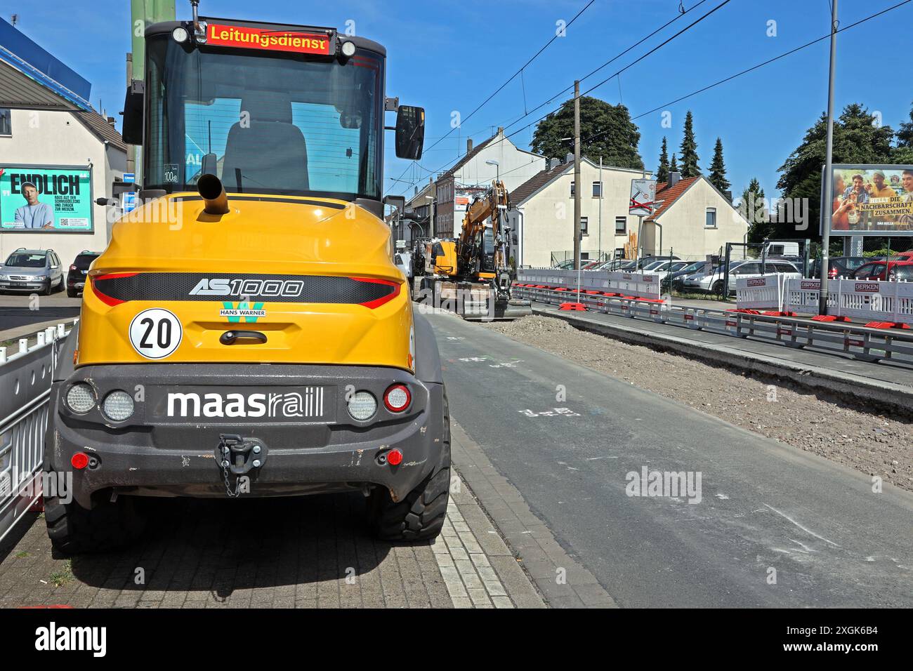 Einbau von neuen Straßenbahngleisen Großbaumaßnahme zum Einbau von neuen Gleisen auf der verkehrsreichen Frintroper Straße in Essen. Essen Nordrhein-Westfalen Deutschland Frintroper Straße *** Installation neuer Straßenbahngleise Großbauprojekt zur Installation neuer Gleise an der stark frequentierten Frintroper Straße in Essen Essen Essen Nordrhein-Westfalen Deutschland Frintroper Straße Stockfoto