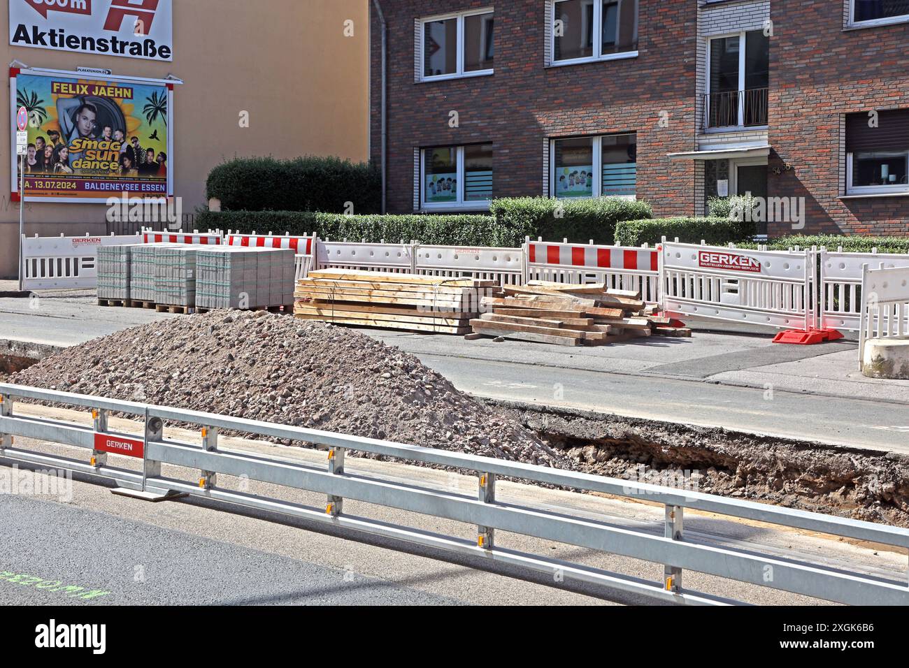 Einbau von neuen Straßenbahngleisen Großbaumaßnahme zum Einbau von neuen Gleisen auf der verkehrsreichen Frintroper Straße in Essen. Essen Nordrhein-Westfalen Deutschland Frintroper Straße *** Installation neuer Straßenbahngleise Großbauprojekt zur Installation neuer Gleise an der stark frequentierten Frintroper Straße in Essen Essen Essen Nordrhein-Westfalen Deutschland Frintroper Straße Stockfoto