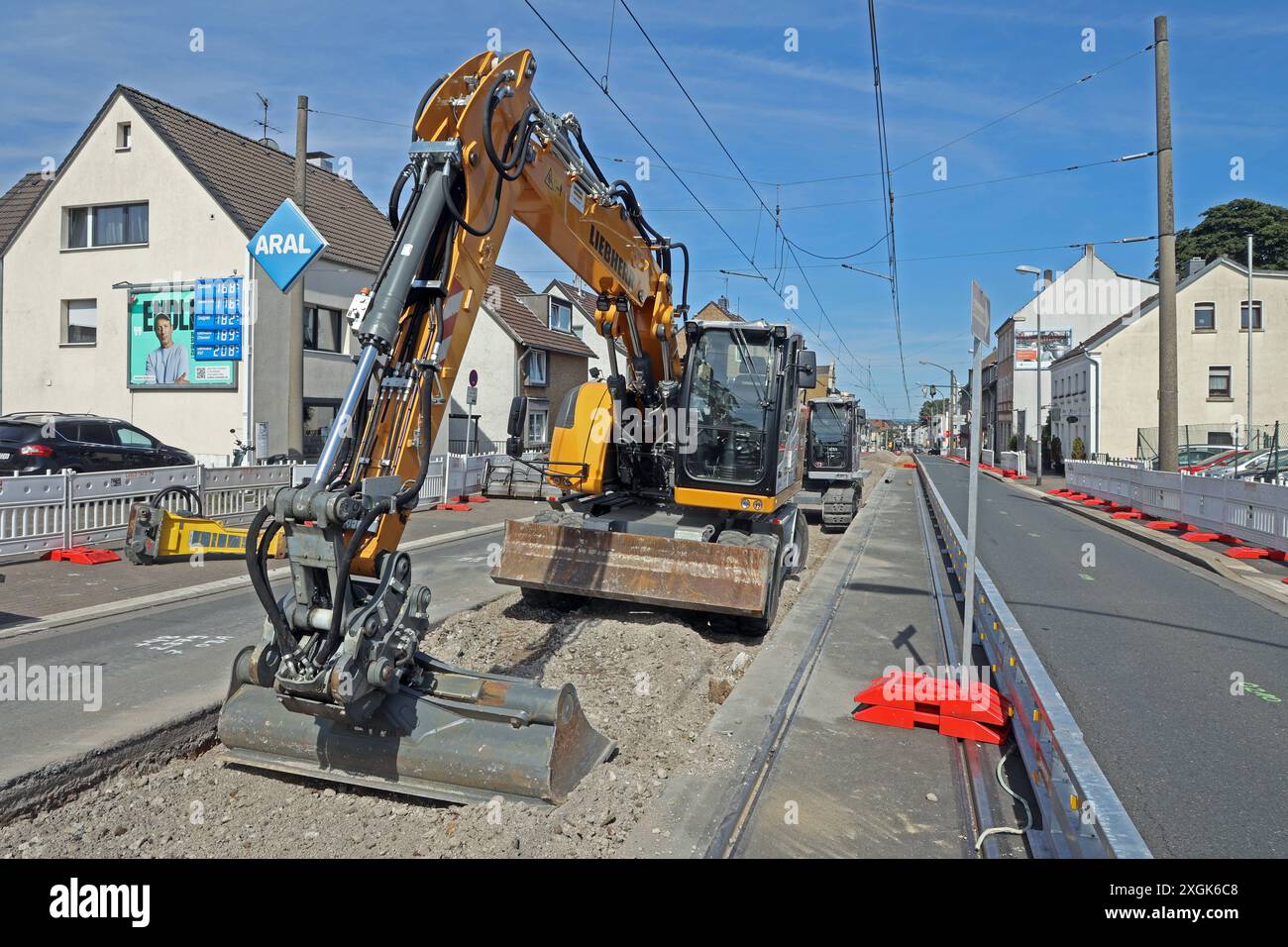 Einbau von neuen Straßenbahngleisen Großbaumaßnahme zum Einbau von neuen Gleisen auf der verkehrsreichen Frintroper Straße in Essen. Essen Nordrhein-Westfalen Deutschland Frintroper Straße *** Installation neuer Straßenbahngleise Großbauprojekt zur Installation neuer Gleise an der stark frequentierten Frintroper Straße in Essen Essen Essen Nordrhein-Westfalen Deutschland Frintroper Straße Stockfoto