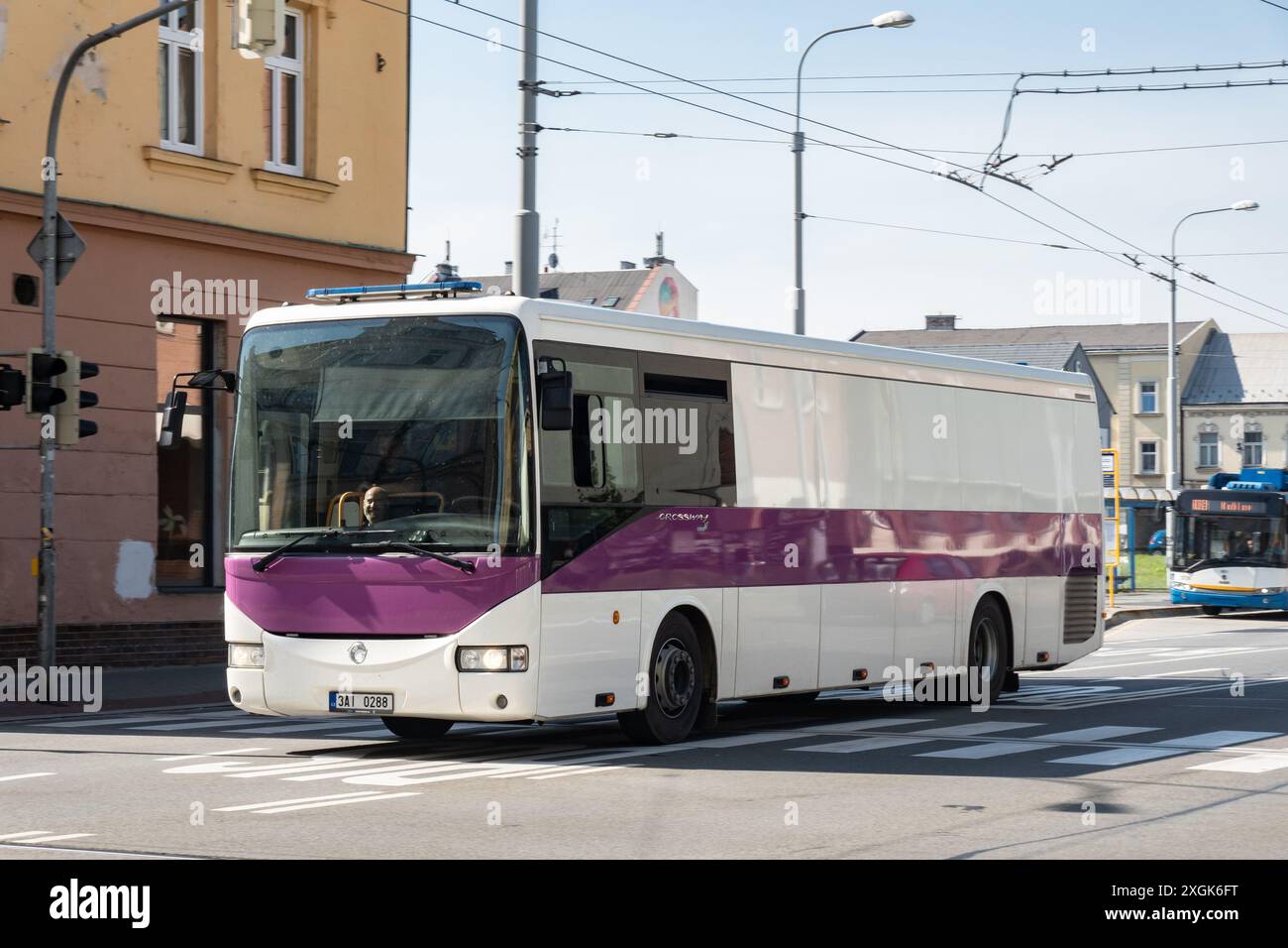 OSTRAVA, TSCHECHISCHE REPUBLIK - 13. SEPTEMBER 2023: Iveco Crossway 12M Gefängnisbus der Vezenska sluzba CR-Abteilung in Ostrava Stockfoto