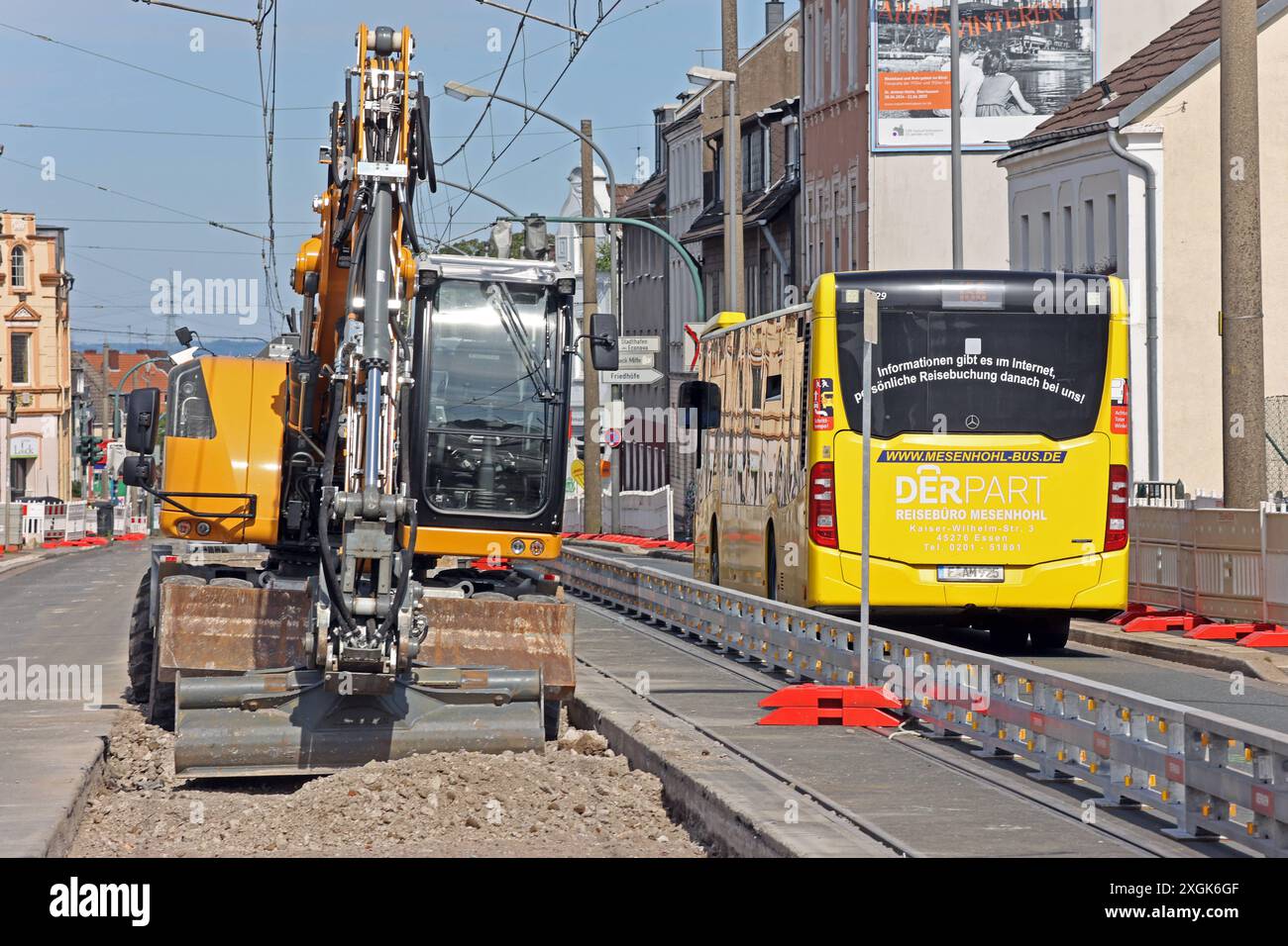 Einbau von neuen Straßenbahngleisen Großbaumaßnahme zum Einbau von neuen Gleisen auf der verkehrsreichen Frintroper Straße in Essen. Essen Nordrhein-Westfalen Deutschland Frintroper Straße *** Installation neuer Straßenbahngleise Großbauprojekt zur Installation neuer Gleise an der stark frequentierten Frintroper Straße in Essen Essen Essen Nordrhein-Westfalen Deutschland Frintroper Straße Stockfoto