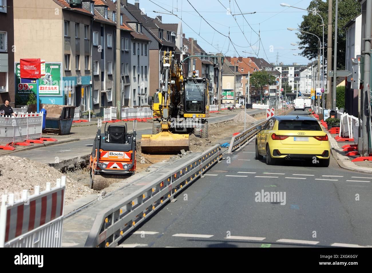 Einbau von neuen Straßenbahngleisen Großbaumaßnahme zum Einbau von neuen Gleisen auf der verkehrsreichen Frintroper Straße in Essen. Essen Nordrhein-Westfalen Deutschland Frintroper Straße *** Installation neuer Straßenbahngleise Großbauprojekt zur Installation neuer Gleise an der stark frequentierten Frintroper Straße in Essen Essen Essen Nordrhein-Westfalen Deutschland Frintroper Straße Stockfoto