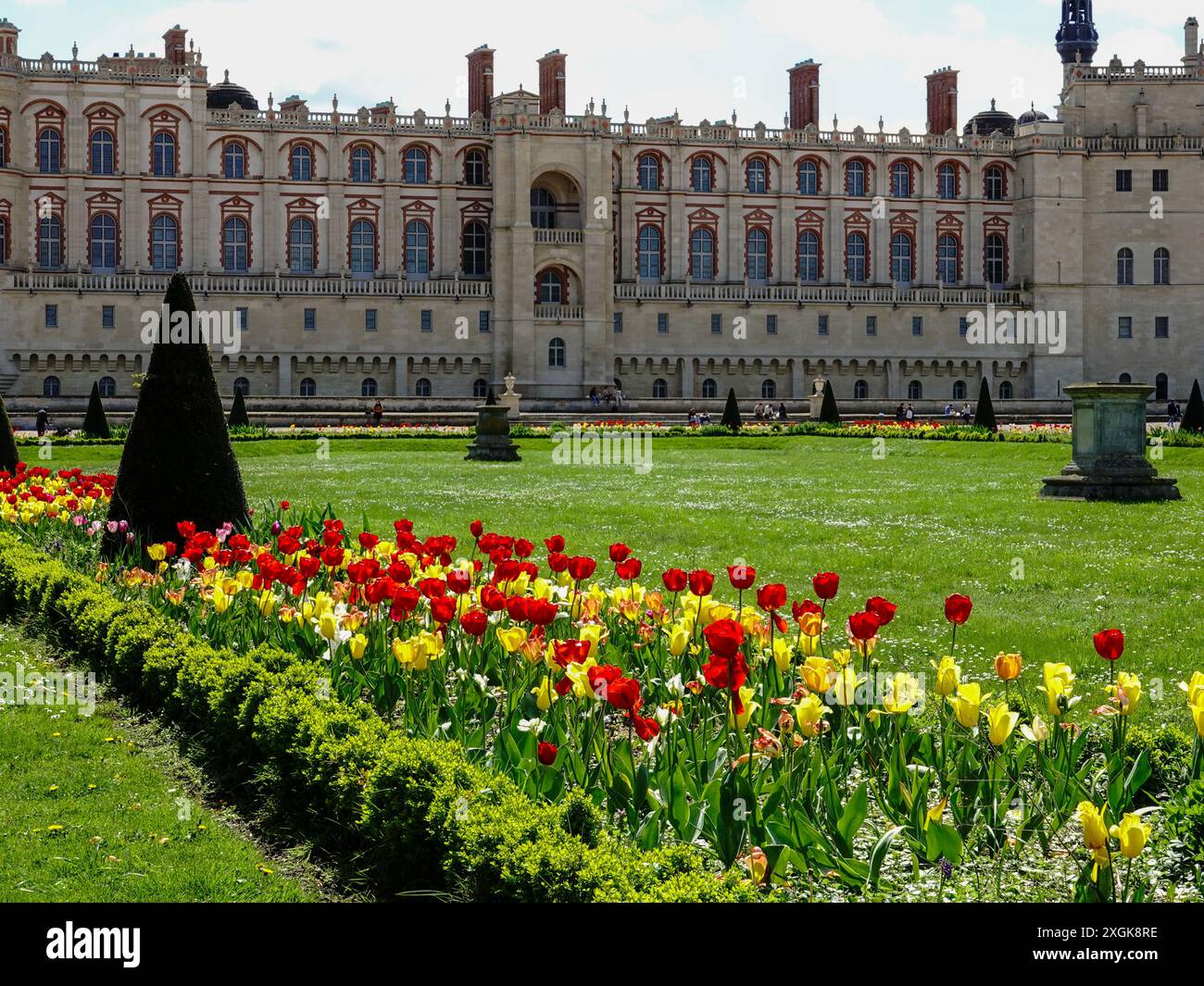 Chateau Saint-Germain-en-Laye in der Parklandschaft mit blühenden Frühlingsblumen. Stockfoto