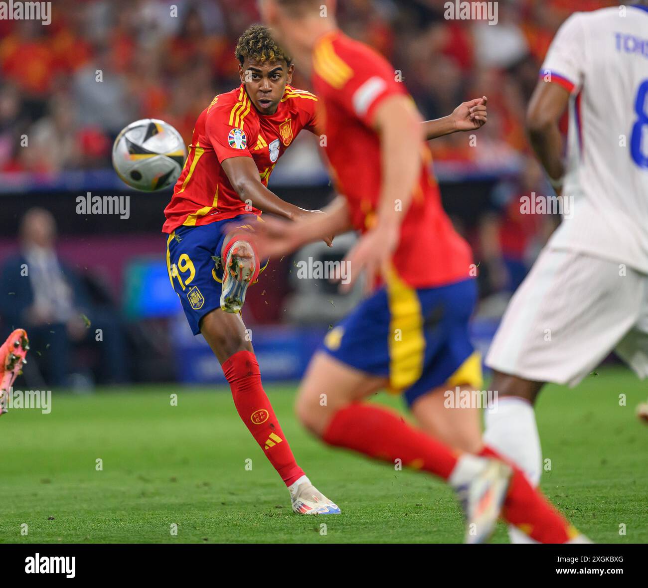 09. Juli 2024 - Spanien gegen Frankreich - UEFA Euro 2024 - Halbfinale - München. Lamine Yamal schießt und erzielt sein Wundertor von außerhalb des Strafraums für Spanien. Bild : Mark Pain / Alamy Live News Stockfoto